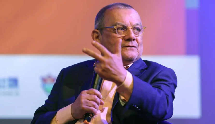 El salvadoreño Castellanos Moya presenta en Guatemala su novela "Cornamenta"