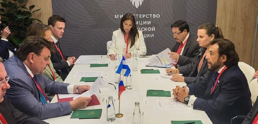 Ministro de Rusia habla de "cooperación jurídica" en reunión con vicepresidente Félix Ulloa