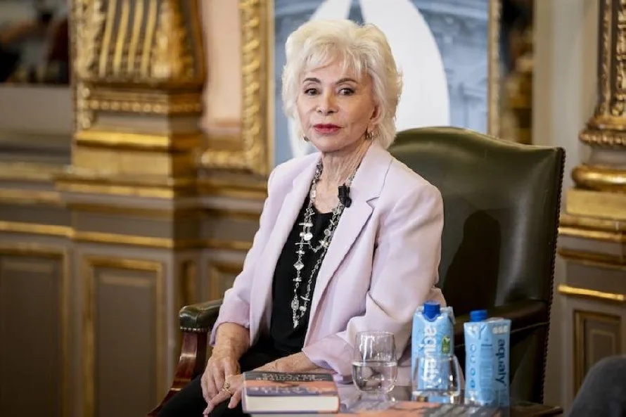 Isabel Allende dice que se irá de EE.UU si la situación con Trump se pone "color de hormiga": "No quiero vivir en una dictadura"