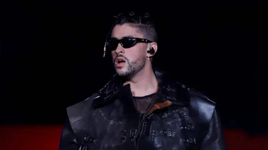 Bad Bunny vuelve al cine en agosto con el estreno de la película "Caught Stealing"