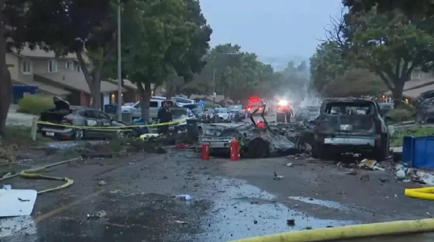 Un pequeño avión se estrella sobre una zona de viviendas en San Diego, California