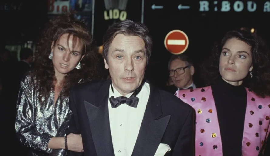 El hoy fallecido actor Alain Delon agredía brutalmente a sus mujeres, revelan sus hijos