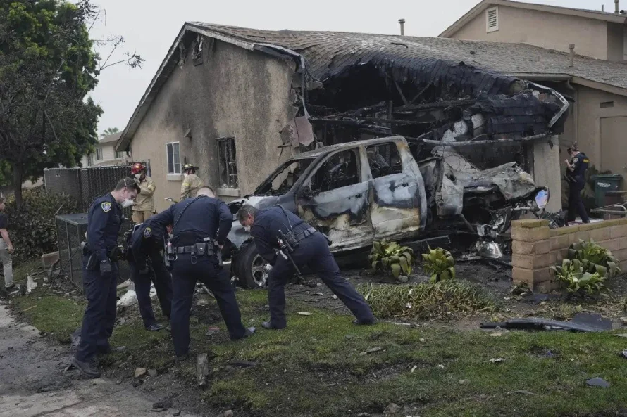 Varios muertos tras estrellarse un pequeño avión sobre una zona de viviendas en San Diego, California