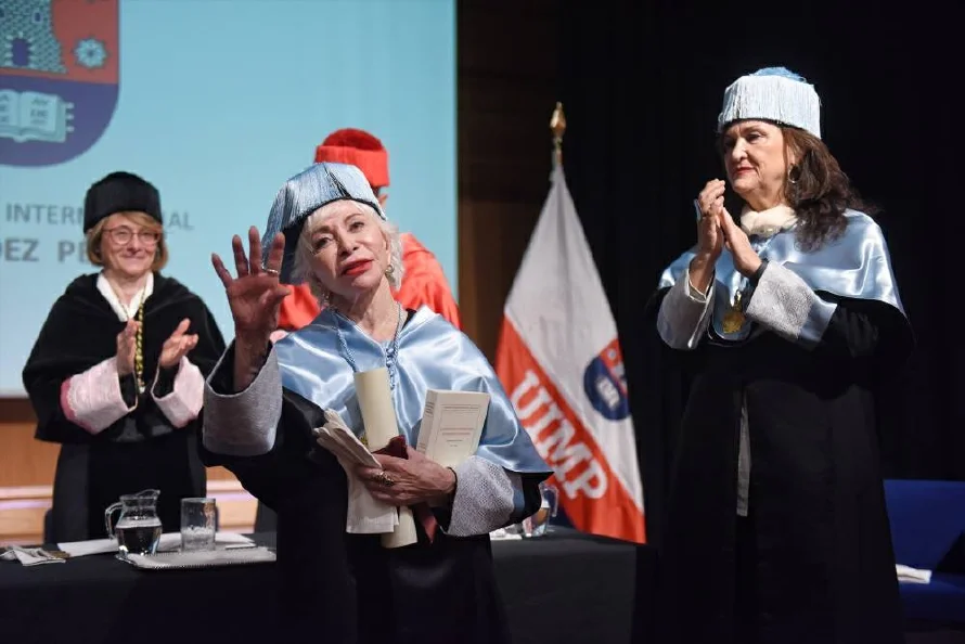 Isabel Allende es nombrada Dra. Honoris Causa y entra a la Caja de las Letras en España