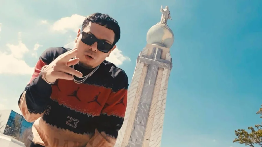 Dubons, el “Bebito” salvadoreño que sacude el reggaetón con letras explícitas