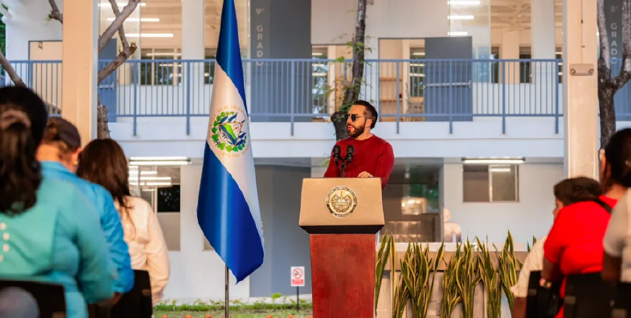 Bukele lanza programa "Dos escuelas por día"