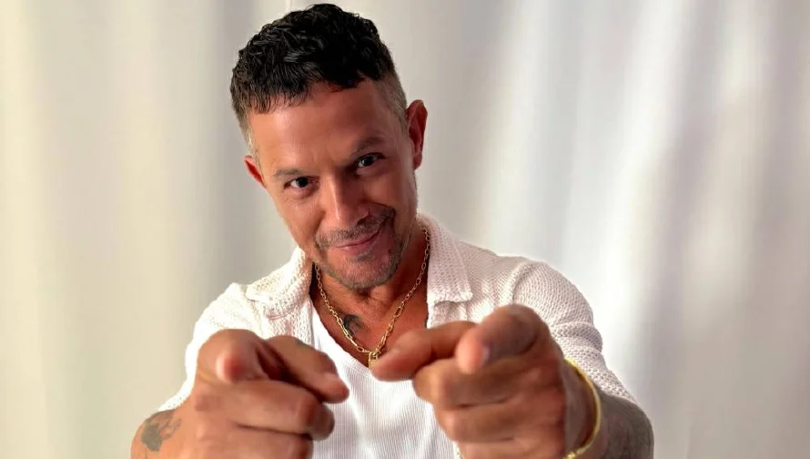 Alejandro Sanz se actualiza y mantiene esencia en su nuevo álbum "¿Y ahora qué?"