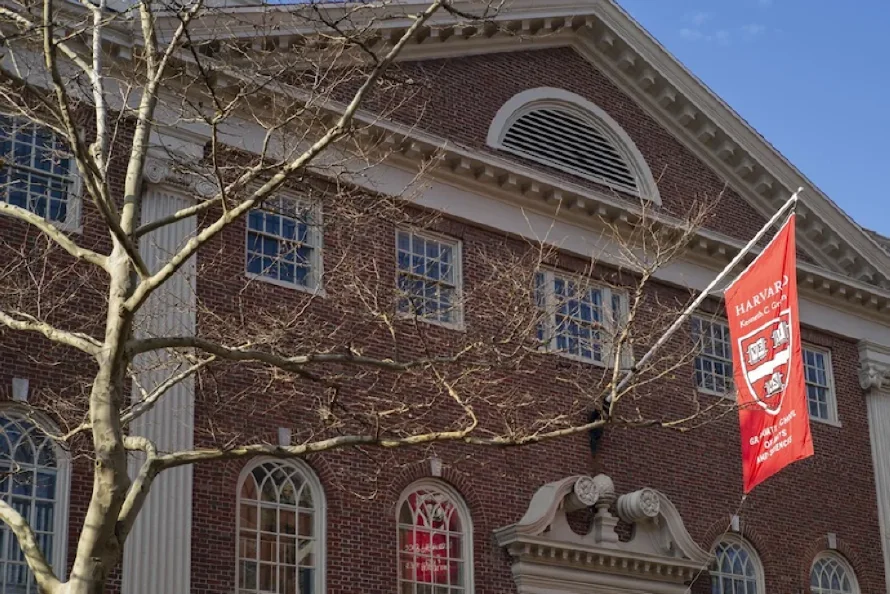 Juez bloquea temporalmente revocación de permiso para matricular extranjeros en la Universidad de Harvard
