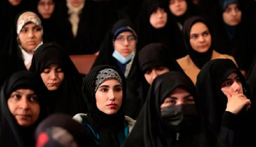 Irán suspende el uso obligatorio del hiyab en público