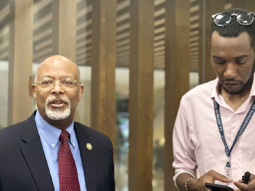 Congresista de EEUU viaja al centro penal de Santa Ana sin poder reunirse con Kilmar Ábrego