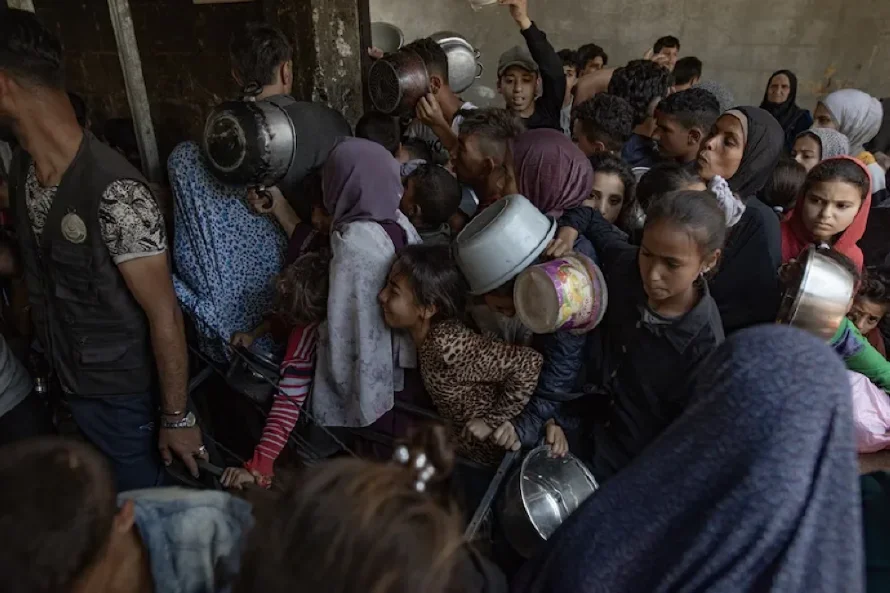 Un muerto y 48 heridos por los disparos durante reparto de ayuda en Gaza