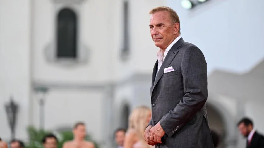 Actriz demanda a Kevin Costner por una "violenta escena de violación no guionizada"