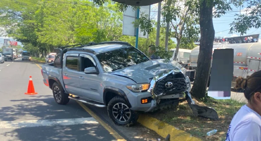 El rapero The King Flyp chocó con una camioneta Tacoma en Santa Ana