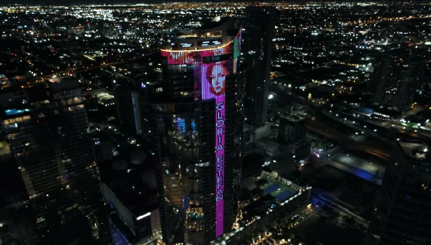 Rascacielos de Miami se ilumina con imagen de Gloria Estefan, por sus 50 años de música