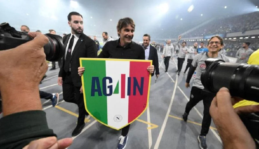 Conte se queda en el Nápoles