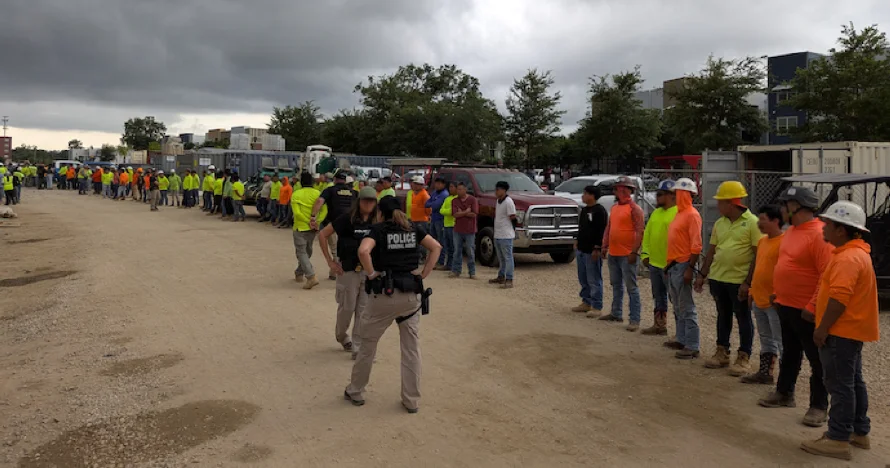 Salvadoreños entre más de 100 migrantes arrestados en una obra en construcción en Florida