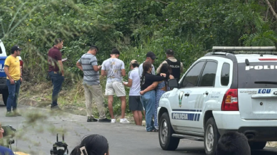 Hallan cinco cuerpos calcinados dentro de un vehículo en una zona costera de Ecuador