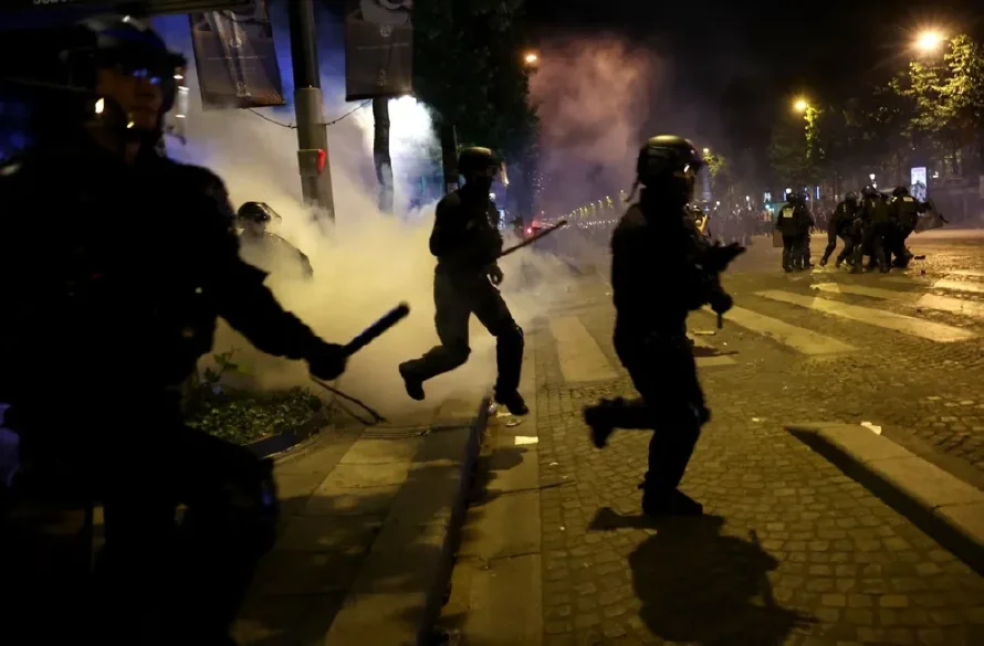 París se convirtió en una gran fiesta manchada por los disturbios con casi 300 detenidos