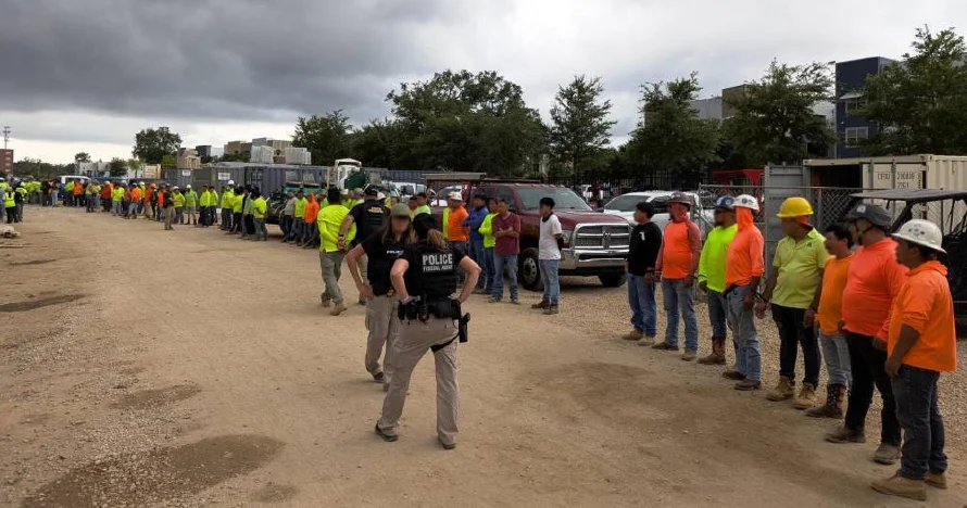 Las redadas migratorias en obras amenazan la industria de la construcción en EEUU