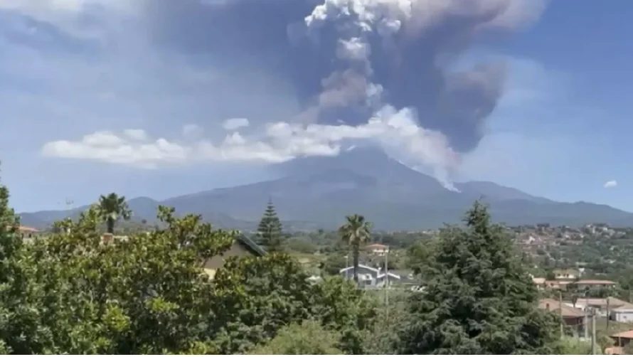 Una violenta erupción en el volcán Etna provoca una columna de humo de más de 5,000 metros de altura