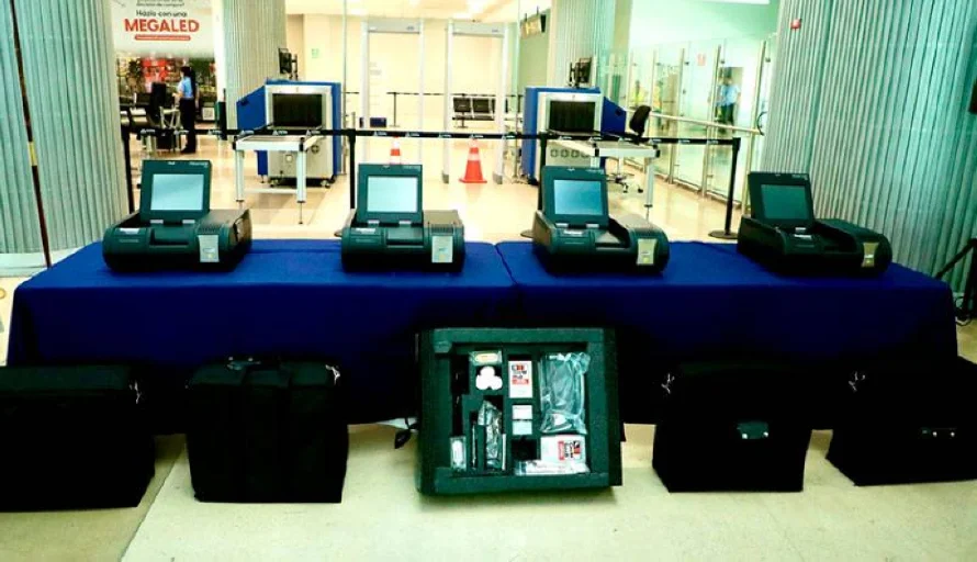 Embajada de EEUU dona equipo de detección de explosivos para el aeropuerto "Monseñor" Romero