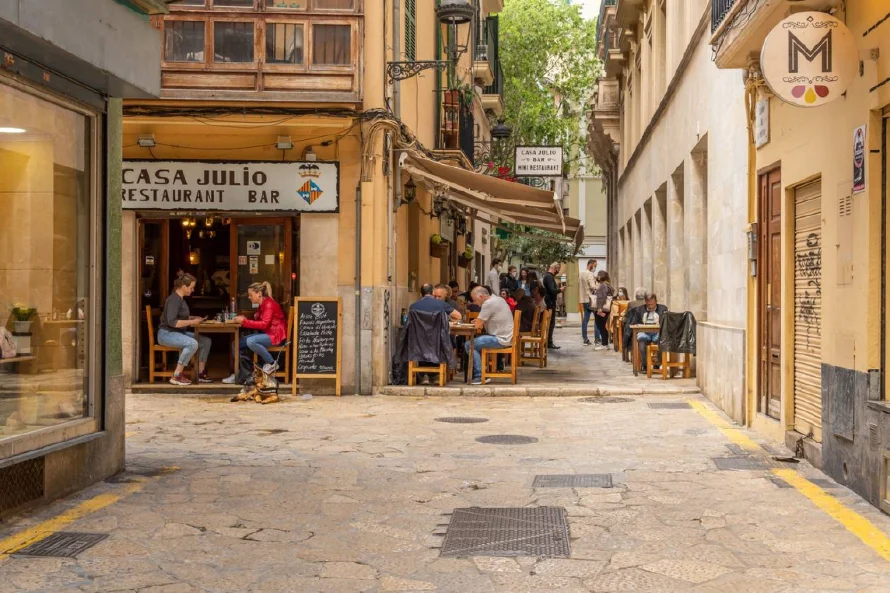 Un pueblo de España ofrece vivienda a quien abra su bar, su antídoto contra la soledad