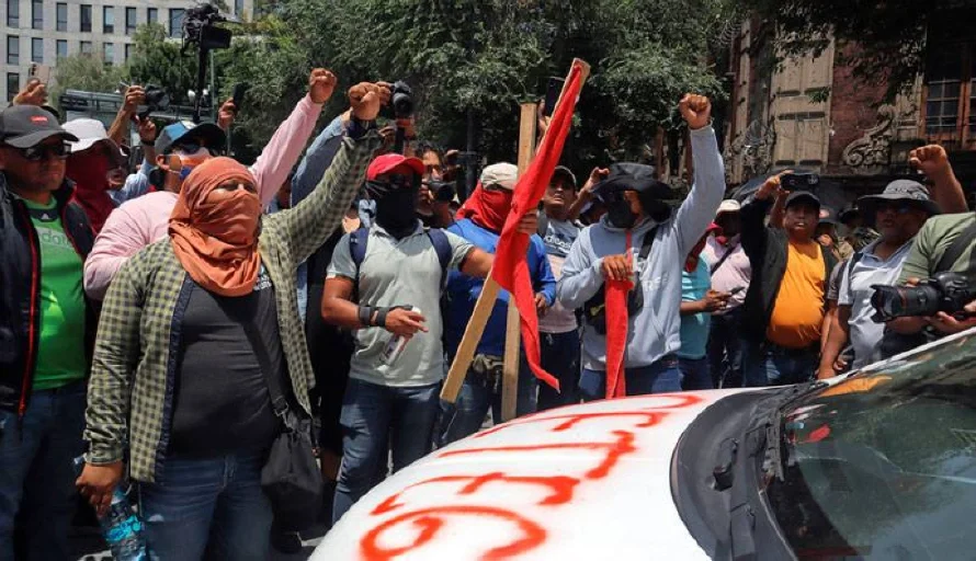 Autoridades llaman al "diálogo" a maestros tras disturbios en Ciudad de México