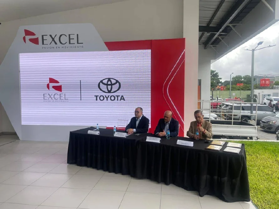 Excel El Salvador recibe prestigiosos premios "Vehículos del año" para Toyota y KIA por FIPA