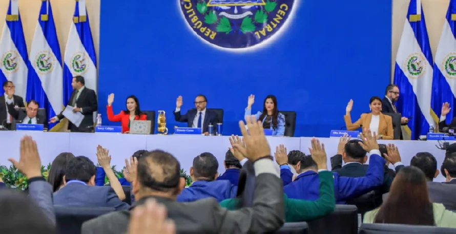 Debate por ley de mercados: Nuevas Ideas promete no subir cobros, oposición augura que "eliminarán alcaldías" y critica "modelo Mercado Cuscatlán"