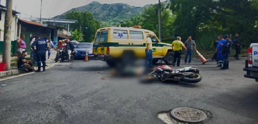 Racha de accidentes dejan un muerto y un camión chocado contra autohotel