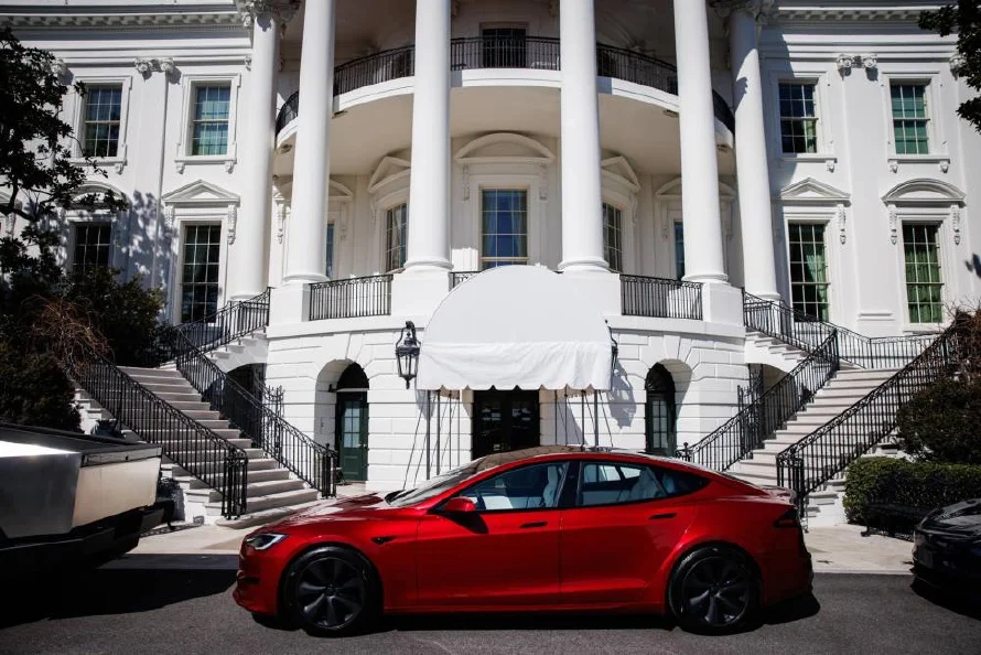 Trump planea vender el Tesla que compró a Musk, según la Casa Blanca