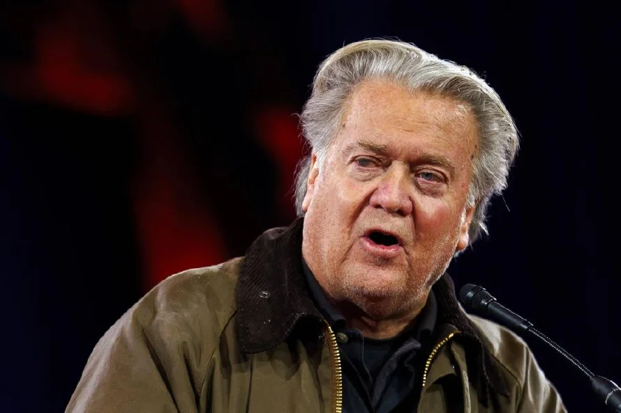 Bannon pide a Trump investigar a Musk y aboga por su deportación "inmediata"