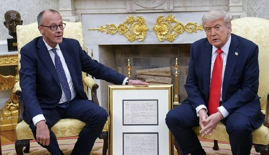 Merz regala a Trump el certificado de nacimiento de su abuelo alemán