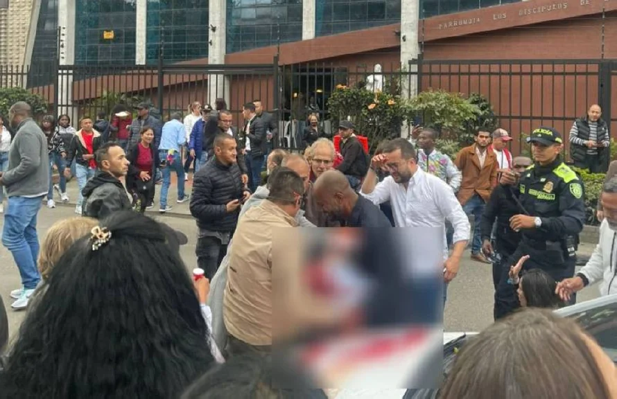 Disparan contra el aspirante presidencial colombiano Miguel Uribe en un mitin en Bogotá