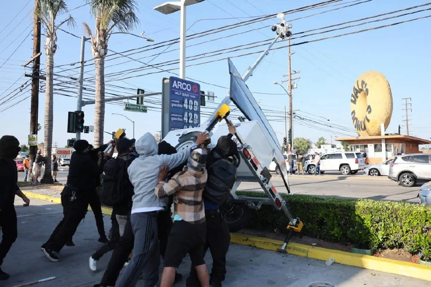 La Guardia Nacional de EEUU llega a Los Ángeles para aplacar las protestas contra redadas
