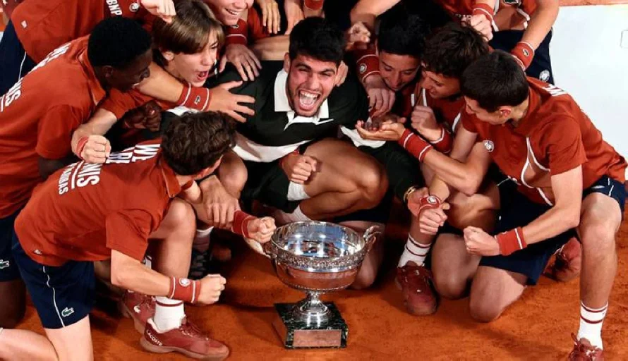 Alcaraz, el sexto en la historia que remonta dos sets en una final de Roland Garros