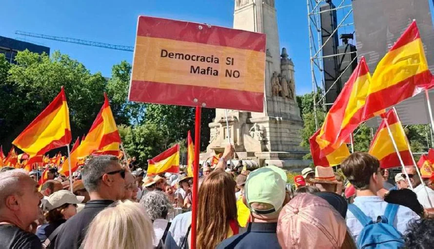 Miles protestan en Madrid contra Pedro Sánchez con lema "Mafia o democracia"