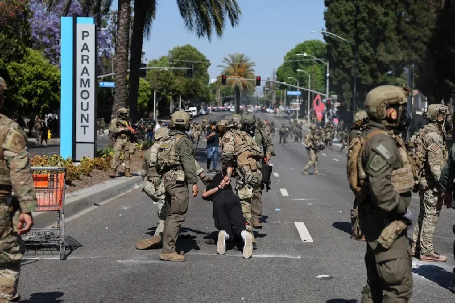 Qué vergüenza, gritan los manifestantes en Los Ángeles contra redadas migratorias