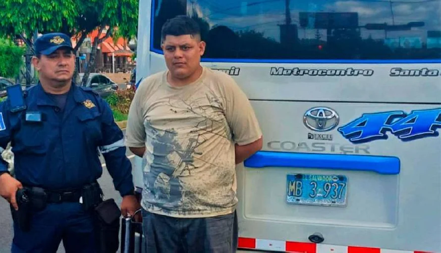 Capturan a motorista de la ruta 44 que mató a motociclista en San Salvador