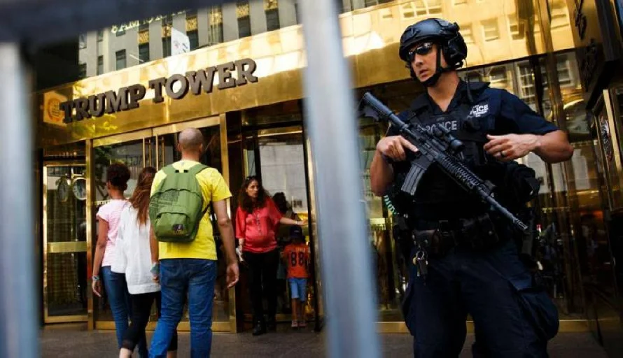 Policía de Nueva York detiene a 24 manifestantes contra redadas inmigrantes en Torre Trump