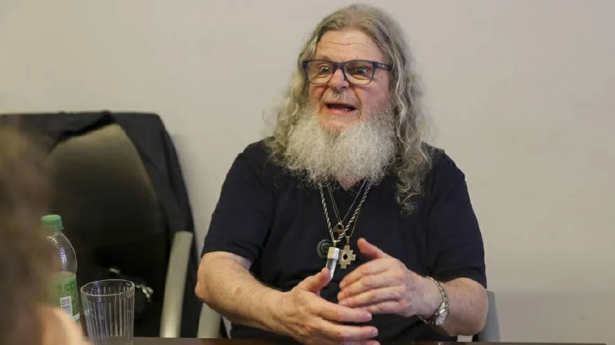 Hay música que es como los platos de cartón: se usa y se tira, Gustavo Santaolalla