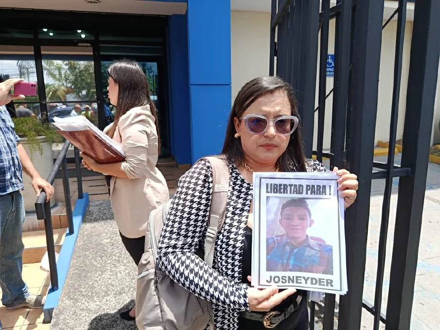 Abogados de los venezolanos recluidos en el CECOT recurren a la PDDH: exigen verificación de salud