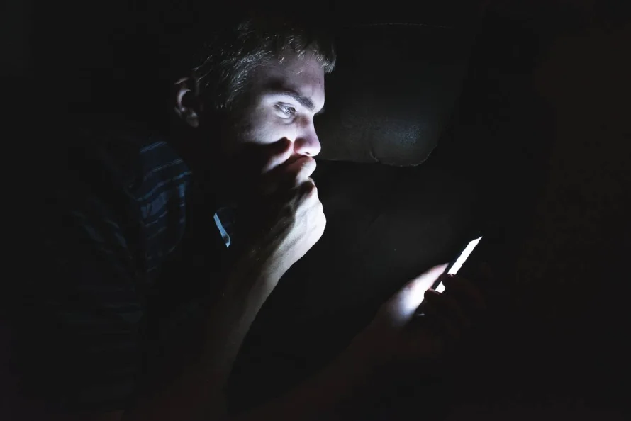 El presidente de Francia quiere prohibir el acceso a las redes sociales a los menores de 15 años