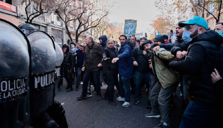 Miles de manifestantes marchan hacia la Casa de Gobierno por condena a Cristina Fernández