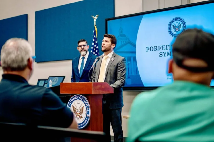 Florida anuncia protección para agentes del ICE y "no tolerará" protestas como California