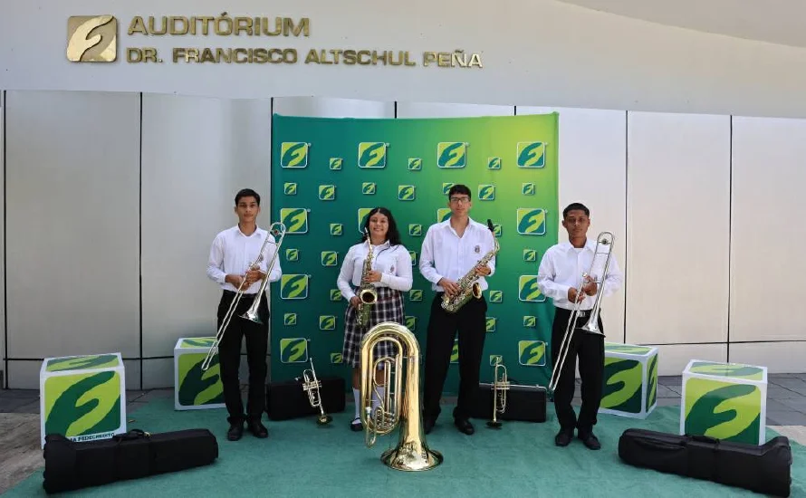 Sistema Fedecrédito dona instrumentos musicales para impulsar el talento juvenil en San Vicente