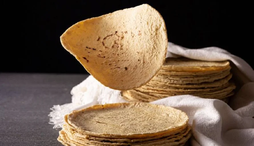 Sheinbaum anuncia acuerdo para estabilizar y reducir el precio de la tortilla en México