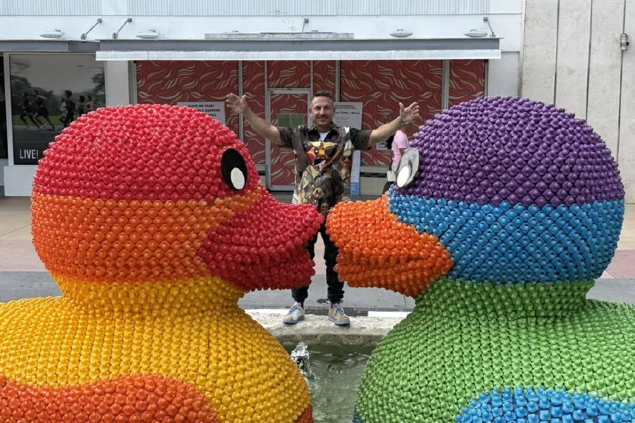 Argentino emplea más de 20 mil patitos de hule en esculturas LGTBI en Miami