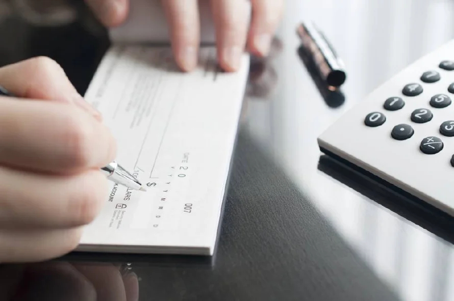 Los salvadoreños dejan de usar cheques: compensaciones cayeron 14.6 % en 2024