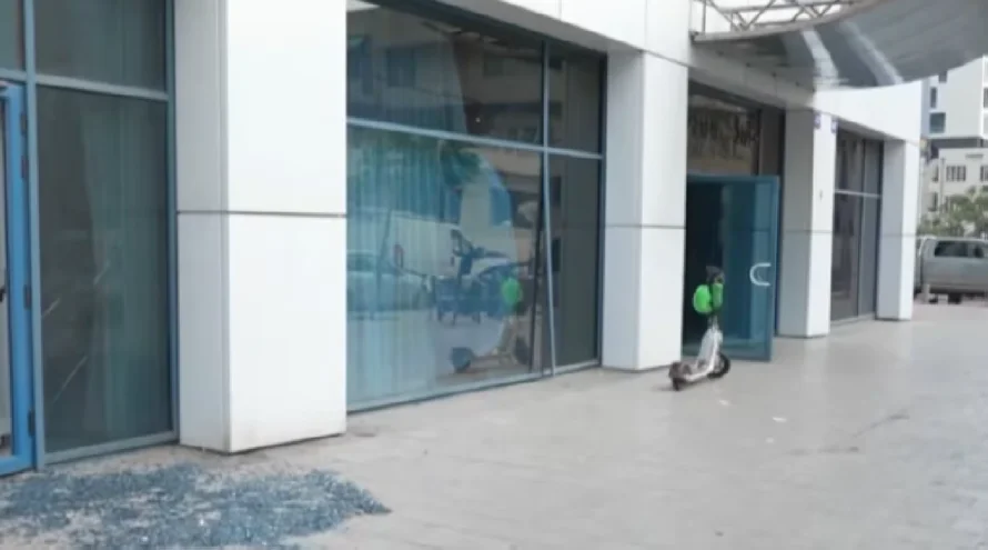 La sede de la Embajada de EE.UU. en Tel Aviv sufre "daños menores" por un impacto cercano